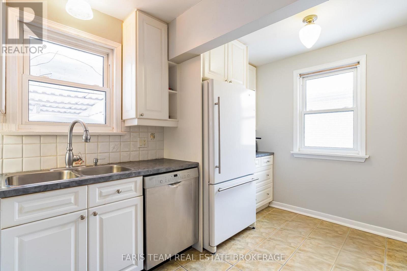 18 Newton Street, Barrie (Wellington), Ontario  L4M 3N3 - Photo 7 - S12842794