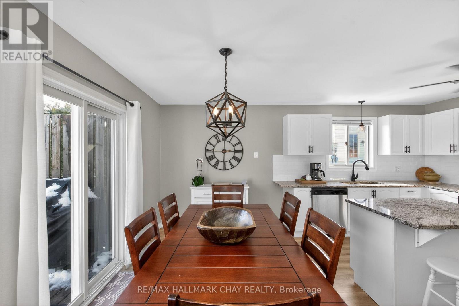 48 Marlow Circle, Springwater, Ontario  L0L 1V0 - Photo 10 - S12842906