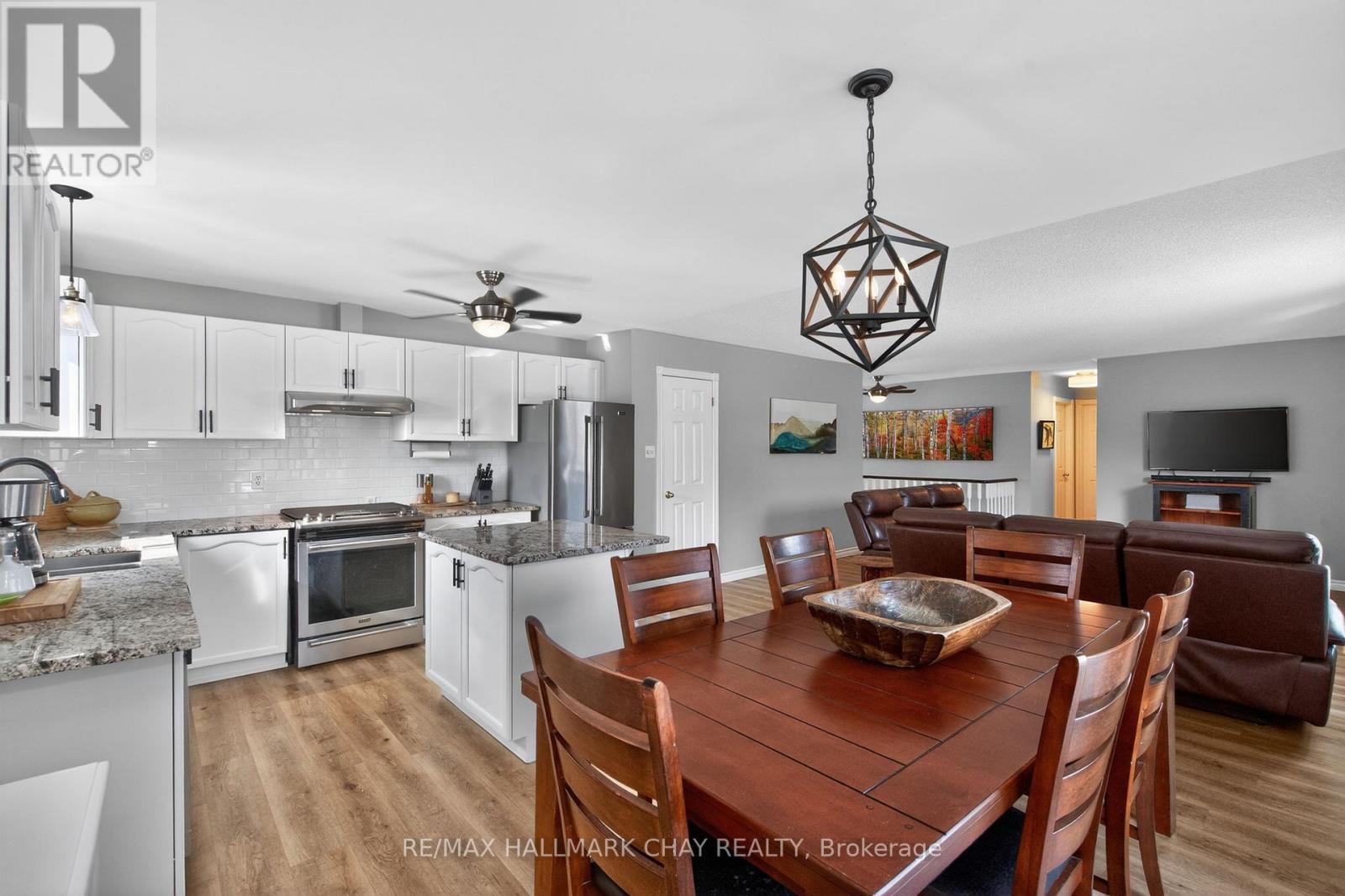 48 Marlow Circle, Springwater, Ontario  L0L 1V0 - Photo 12 - S12842906