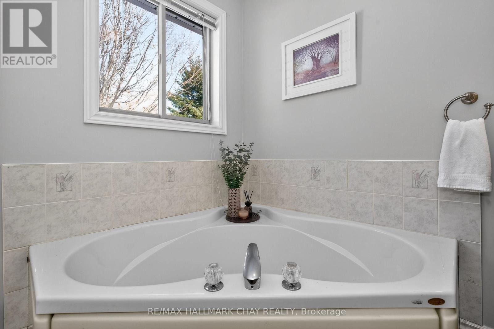 48 Marlow Circle, Springwater, Ontario  L0L 1V0 - Photo 19 - S12842906