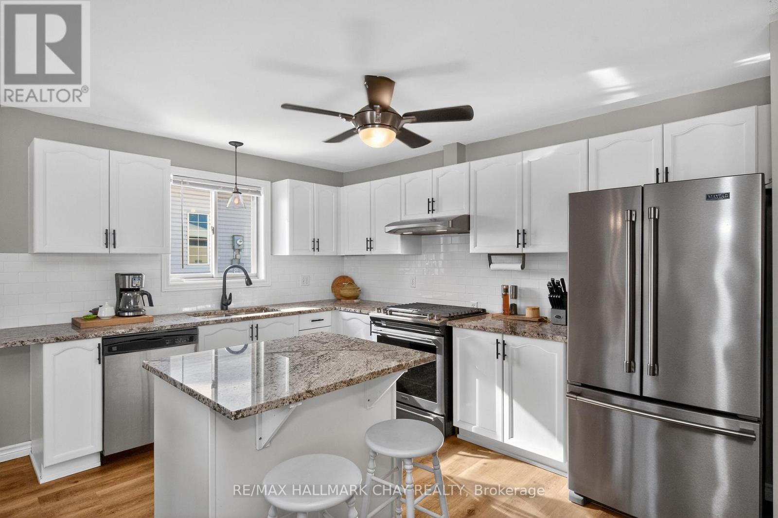 48 Marlow Circle, Springwater, Ontario  L0L 1V0 - Photo 5 - S12842906