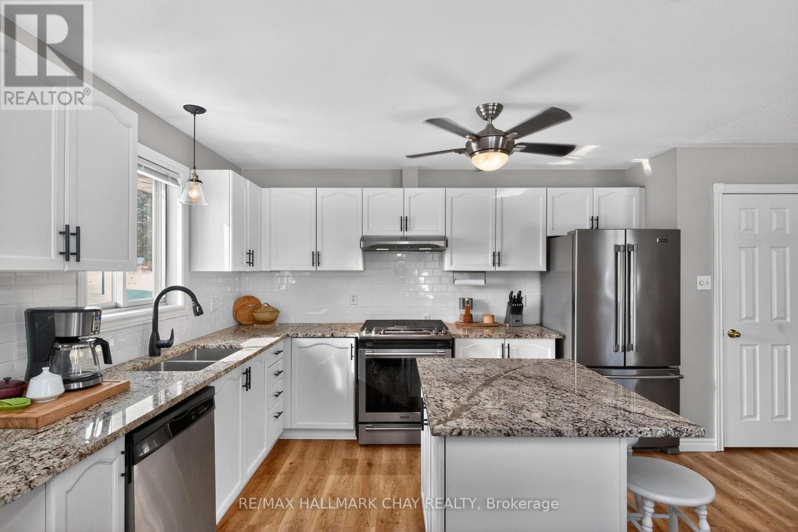 48 Marlow Circle, Springwater, Ontario  L0L 1V0 - Photo 6 - S12842906