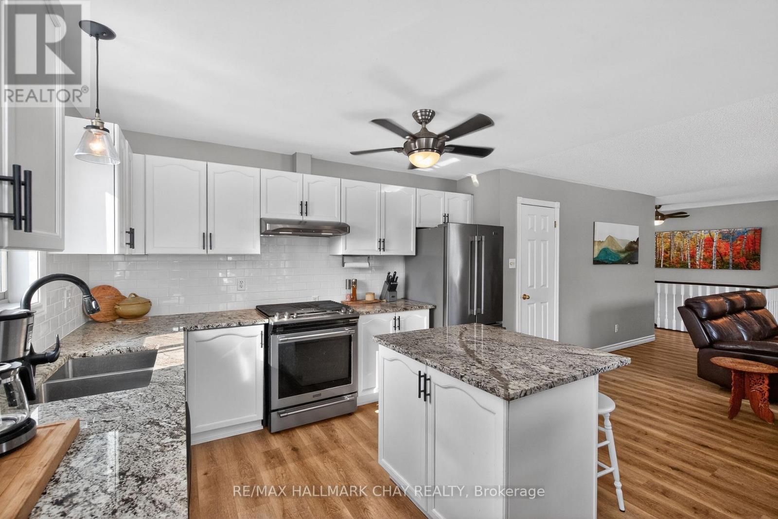 48 Marlow Circle, Springwater, Ontario  L0L 1V0 - Photo 7 - S12842906