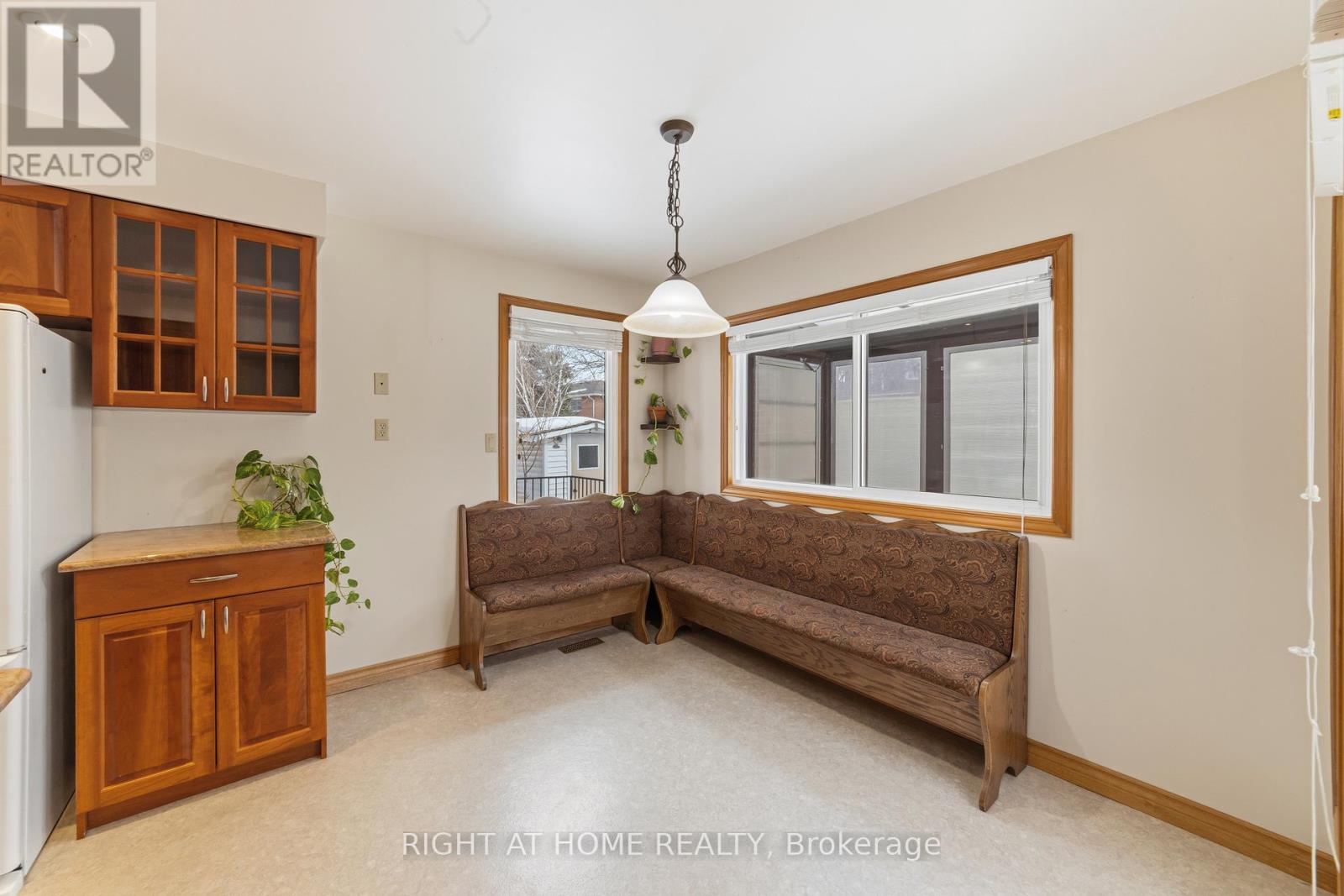 2084 Pen Street, Oakville, Ontario  L6H 3L3 - Photo 14 - W12842778