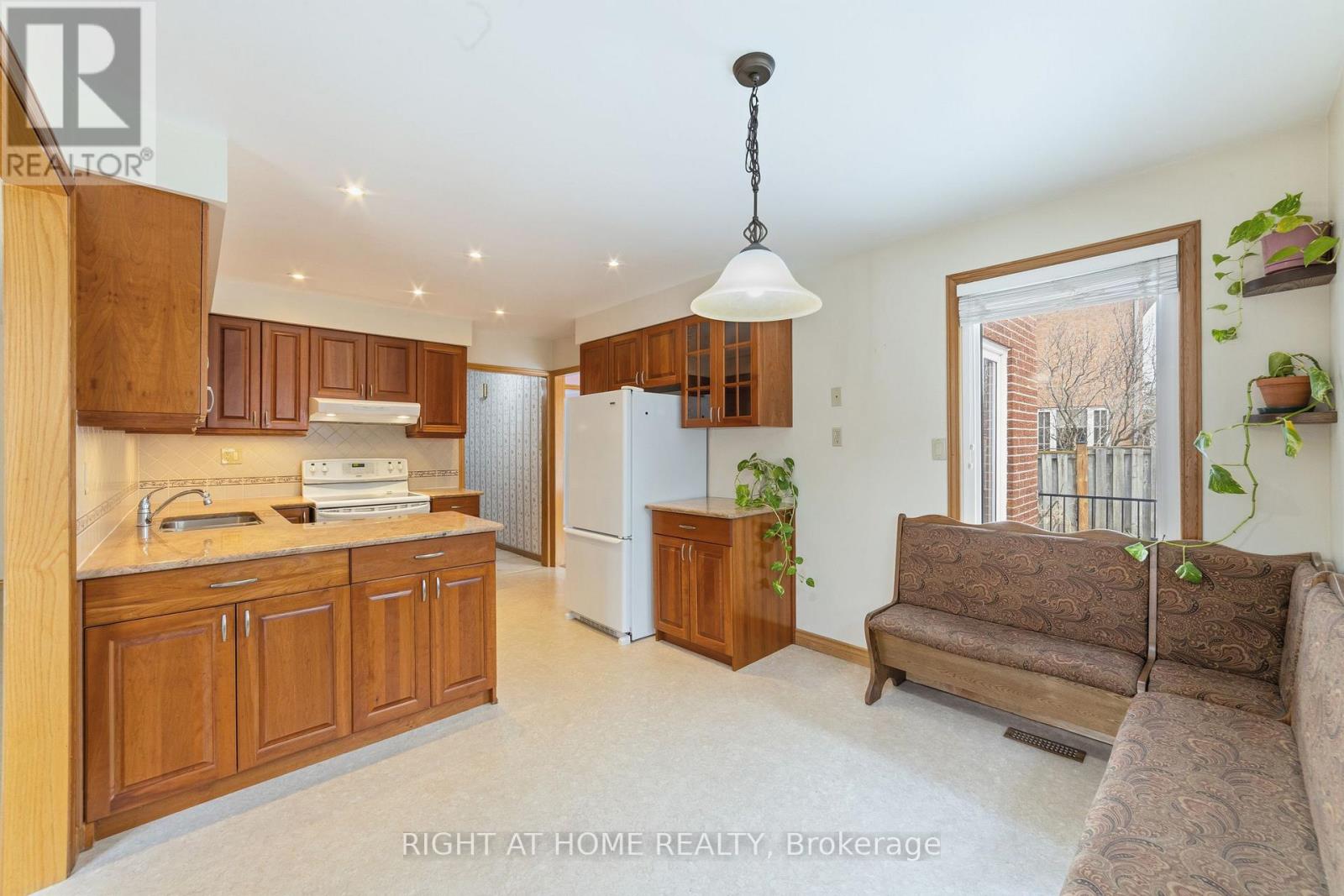 2084 Pen Street, Oakville, Ontario  L6H 3L3 - Photo 15 - W12842778