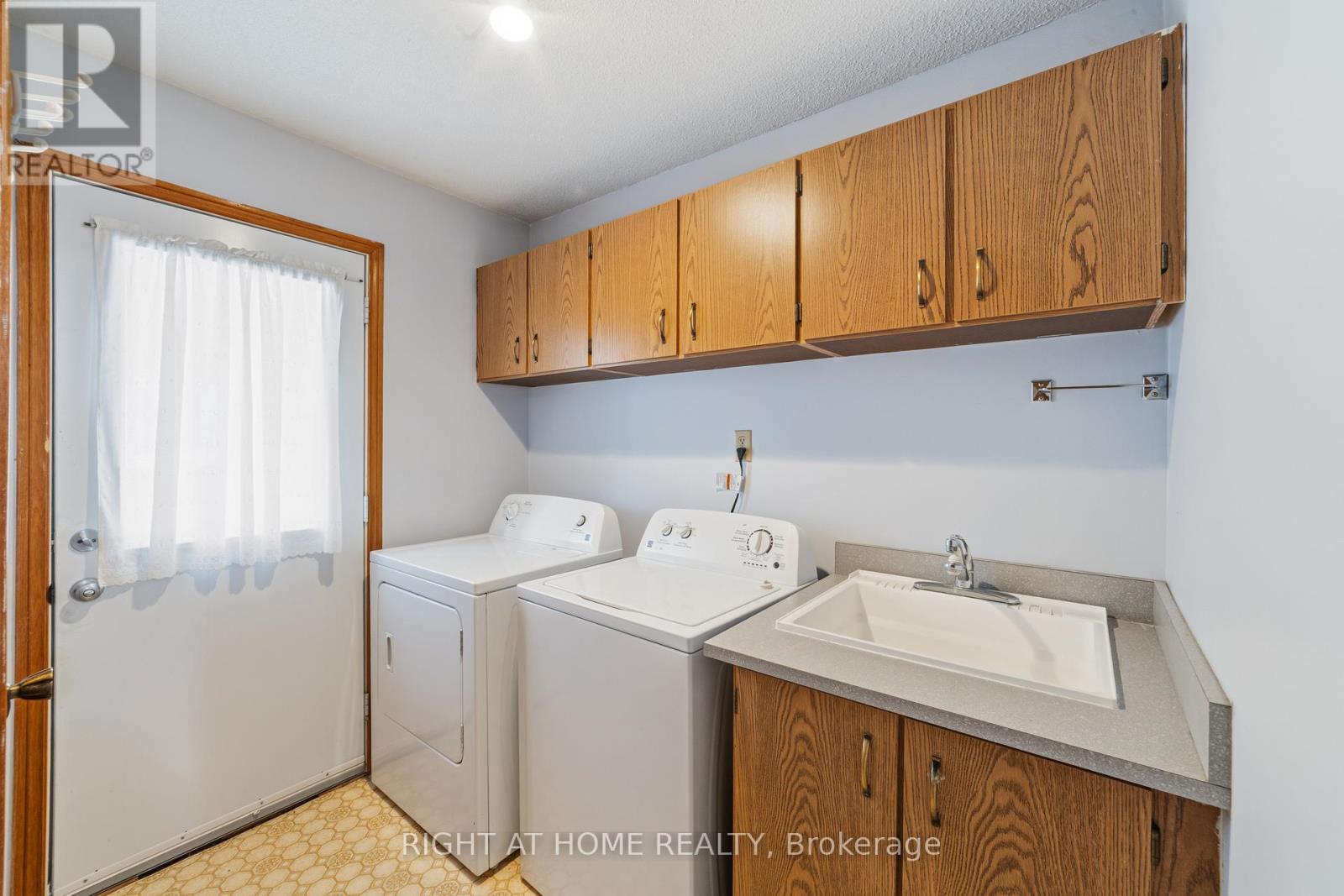 2084 Pen Street, Oakville, Ontario  L6H 3L3 - Photo 20 - W12842778