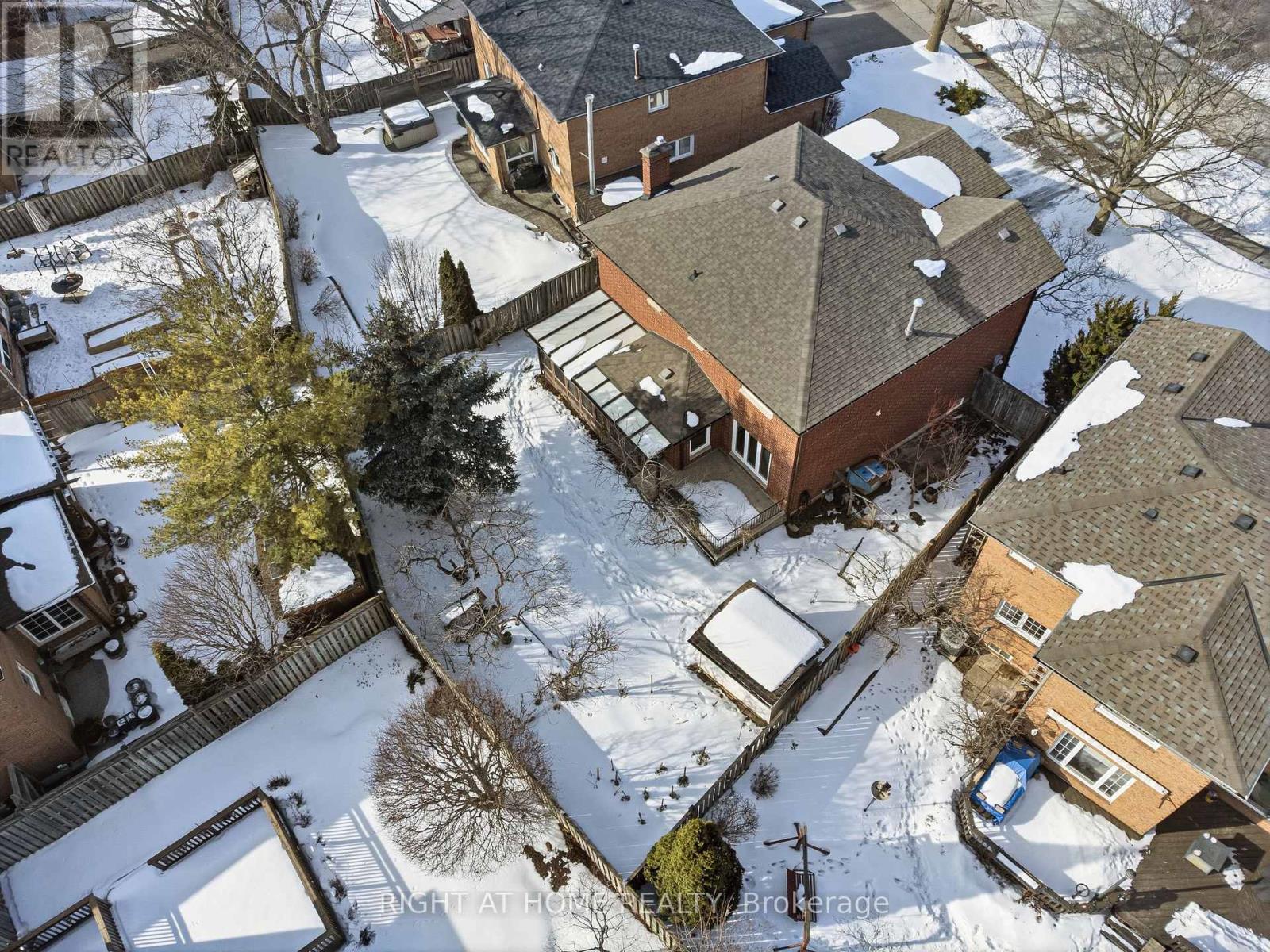 2084 Pen Street, Oakville, Ontario  L6H 3L3 - Photo 3 - W12842778