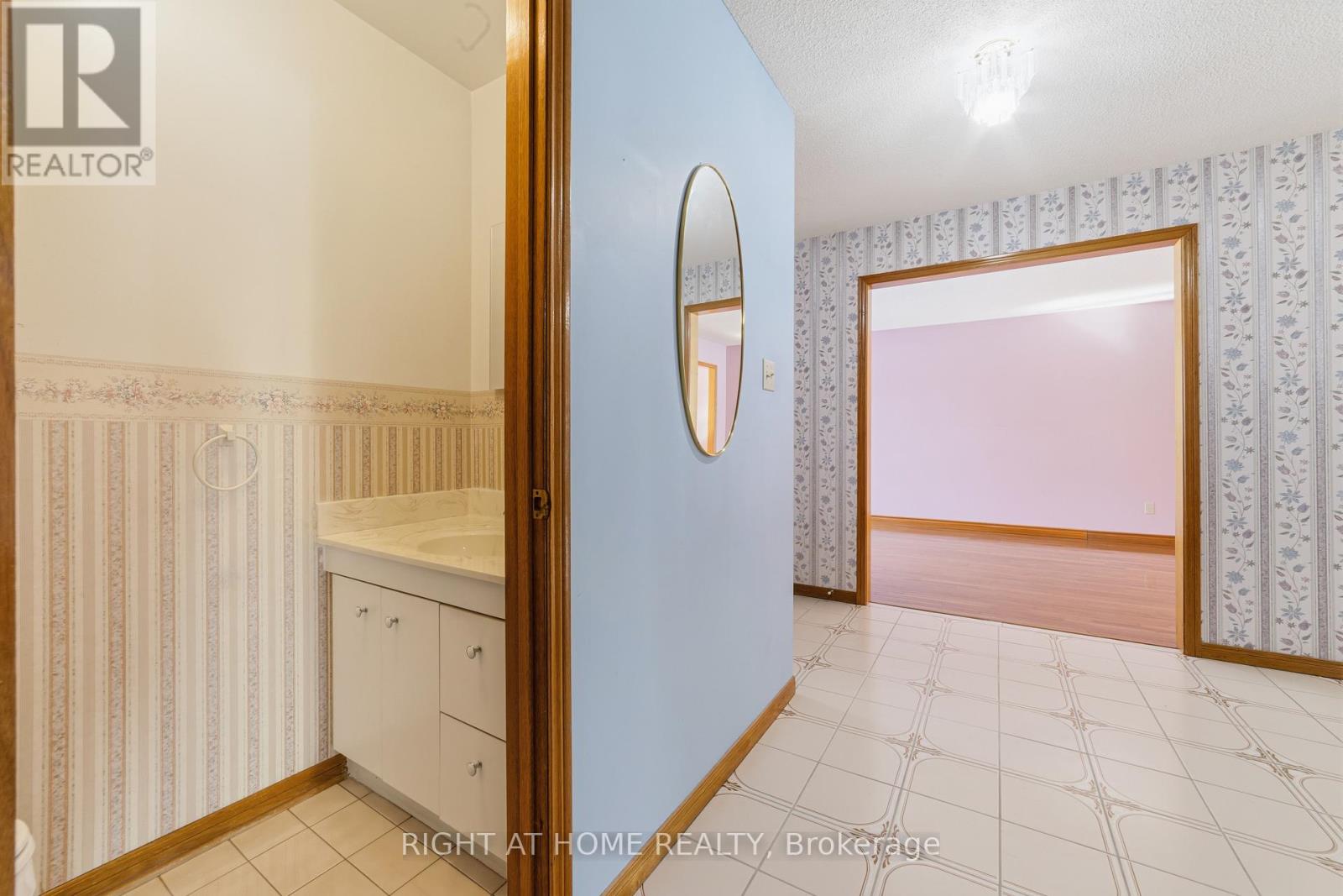 2084 Pen Street, Oakville, Ontario  L6H 3L3 - Photo 6 - W12842778