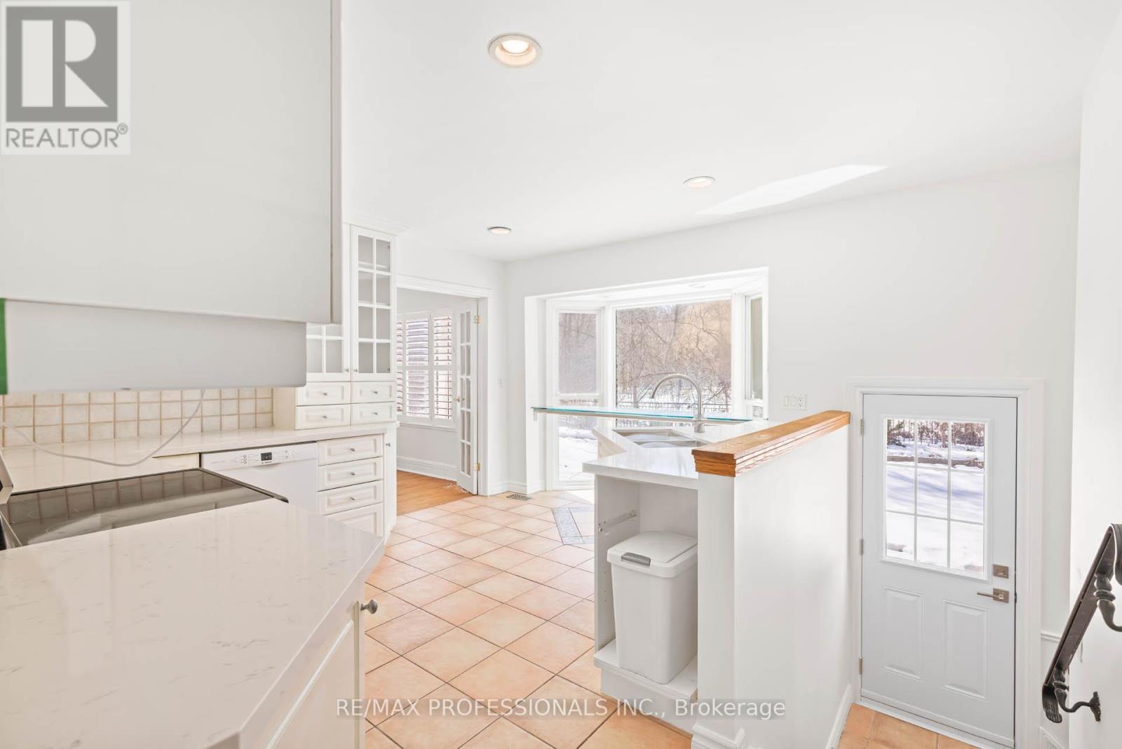 560 Meadow Wood Road, Mississauga (Clarkson), Ontario  L5J 2S3 - Photo 10 - W12842808