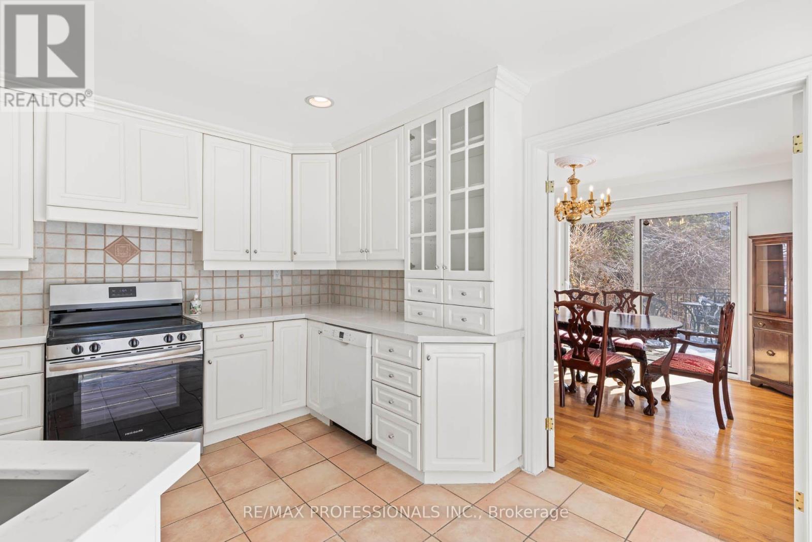 560 Meadow Wood Road, Mississauga (Clarkson), Ontario  L5J 2S3 - Photo 11 - W12842808