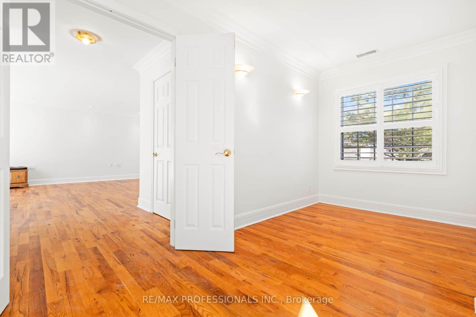 560 Meadow Wood Road, Mississauga (Clarkson), Ontario  L5J 2S3 - Photo 16 - W12842808