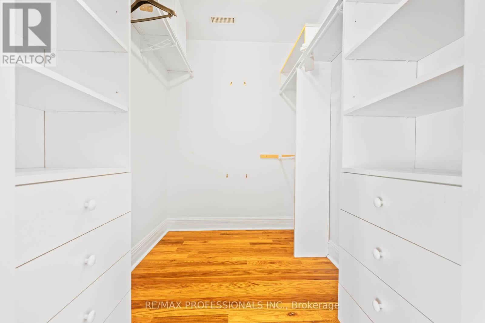 560 Meadow Wood Road, Mississauga (Clarkson), Ontario  L5J 2S3 - Photo 17 - W12842808