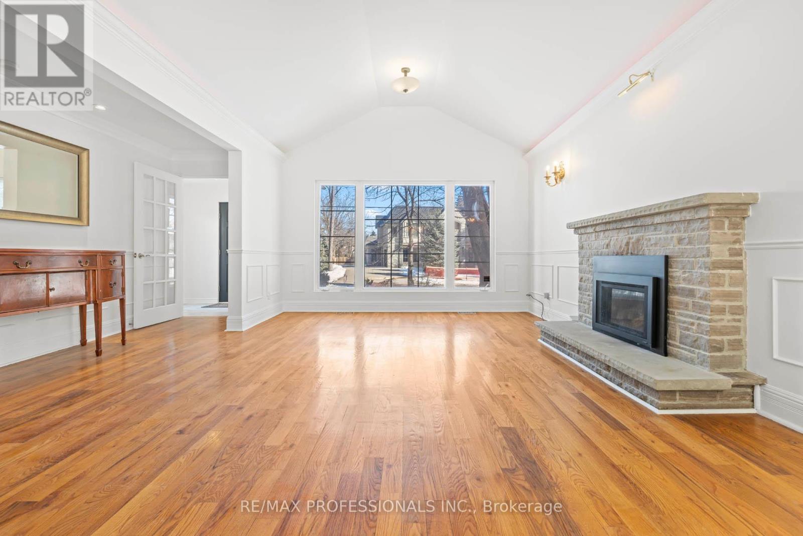 560 Meadow Wood Road, Mississauga (Clarkson), Ontario  L5J 2S3 - Photo 2 - W12842808