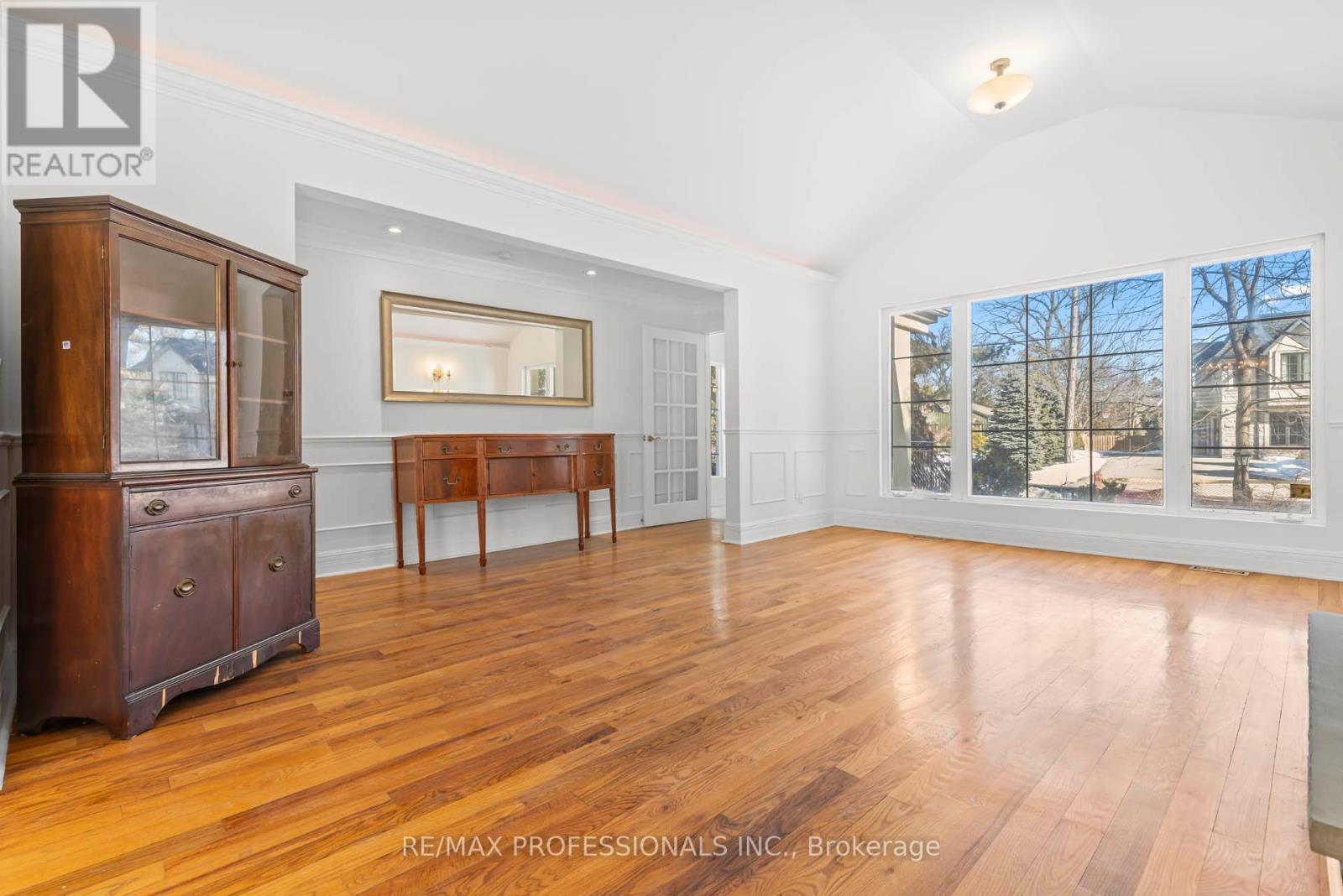 560 Meadow Wood Road, Mississauga (Clarkson), Ontario  L5J 2S3 - Photo 3 - W12842808