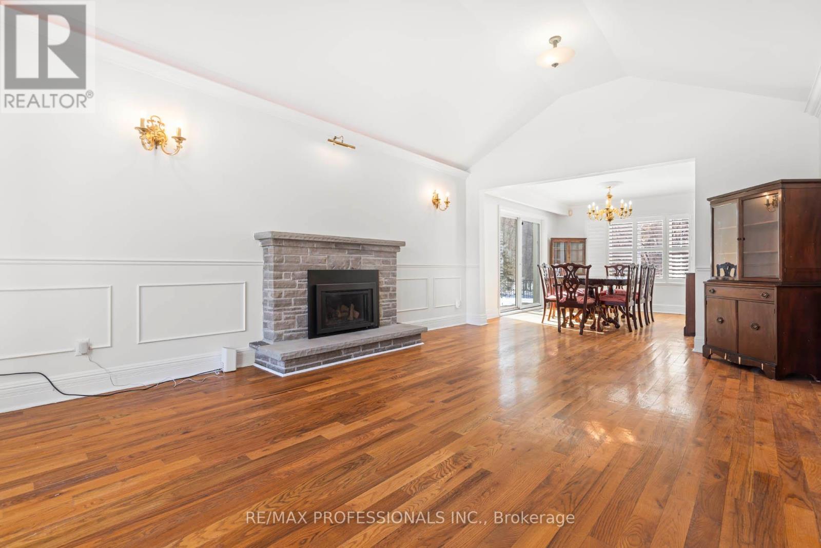 560 Meadow Wood Road, Mississauga (Clarkson), Ontario  L5J 2S3 - Photo 4 - W12842808