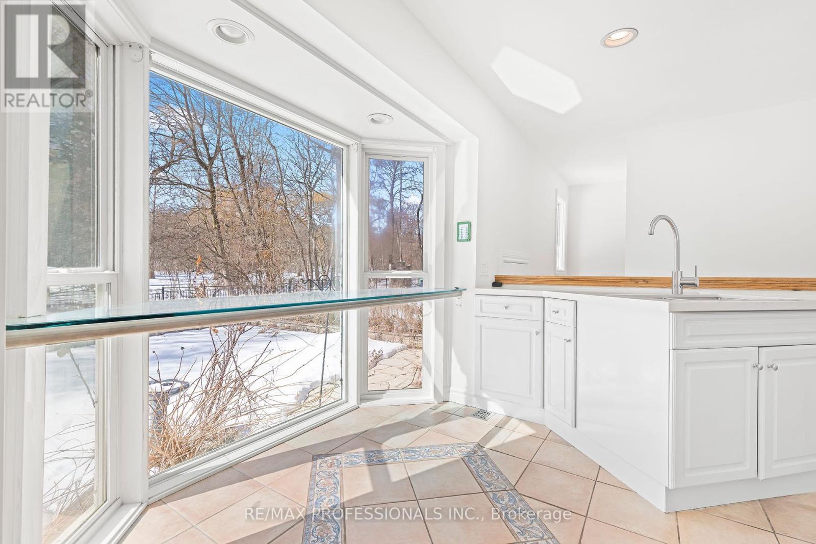 560 Meadow Wood Road, Mississauga (Clarkson), Ontario  L5J 2S3 - Photo 7 - W12842808