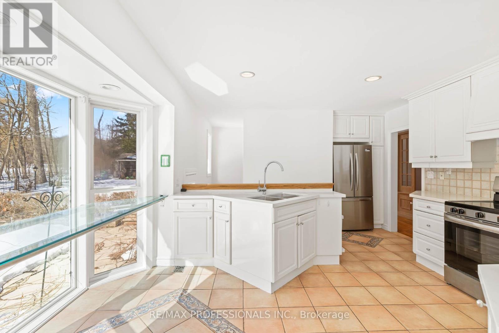 560 Meadow Wood Road, Mississauga (Clarkson), Ontario  L5J 2S3 - Photo 8 - W12842808