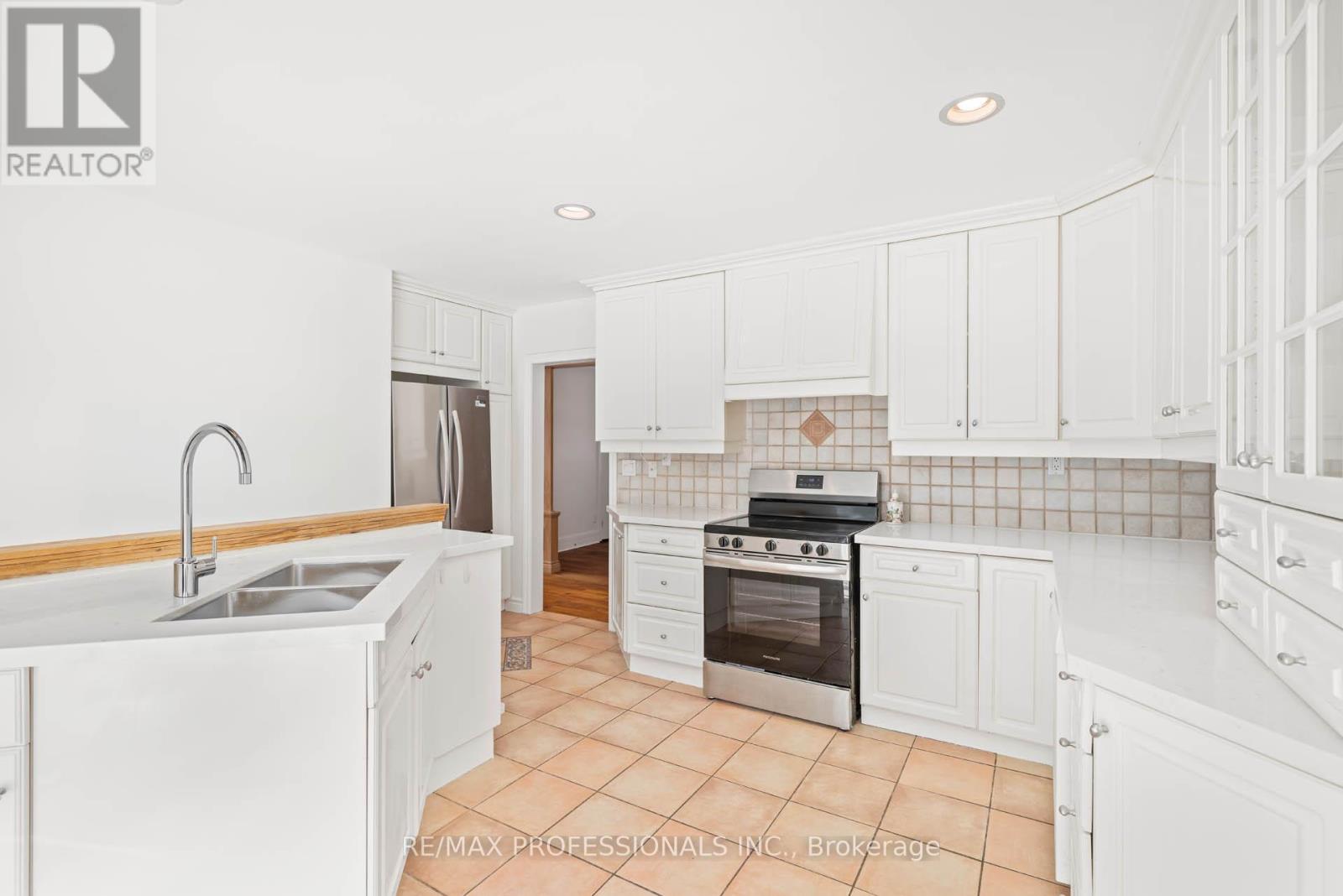 560 Meadow Wood Road, Mississauga (Clarkson), Ontario  L5J 2S3 - Photo 9 - W12842808