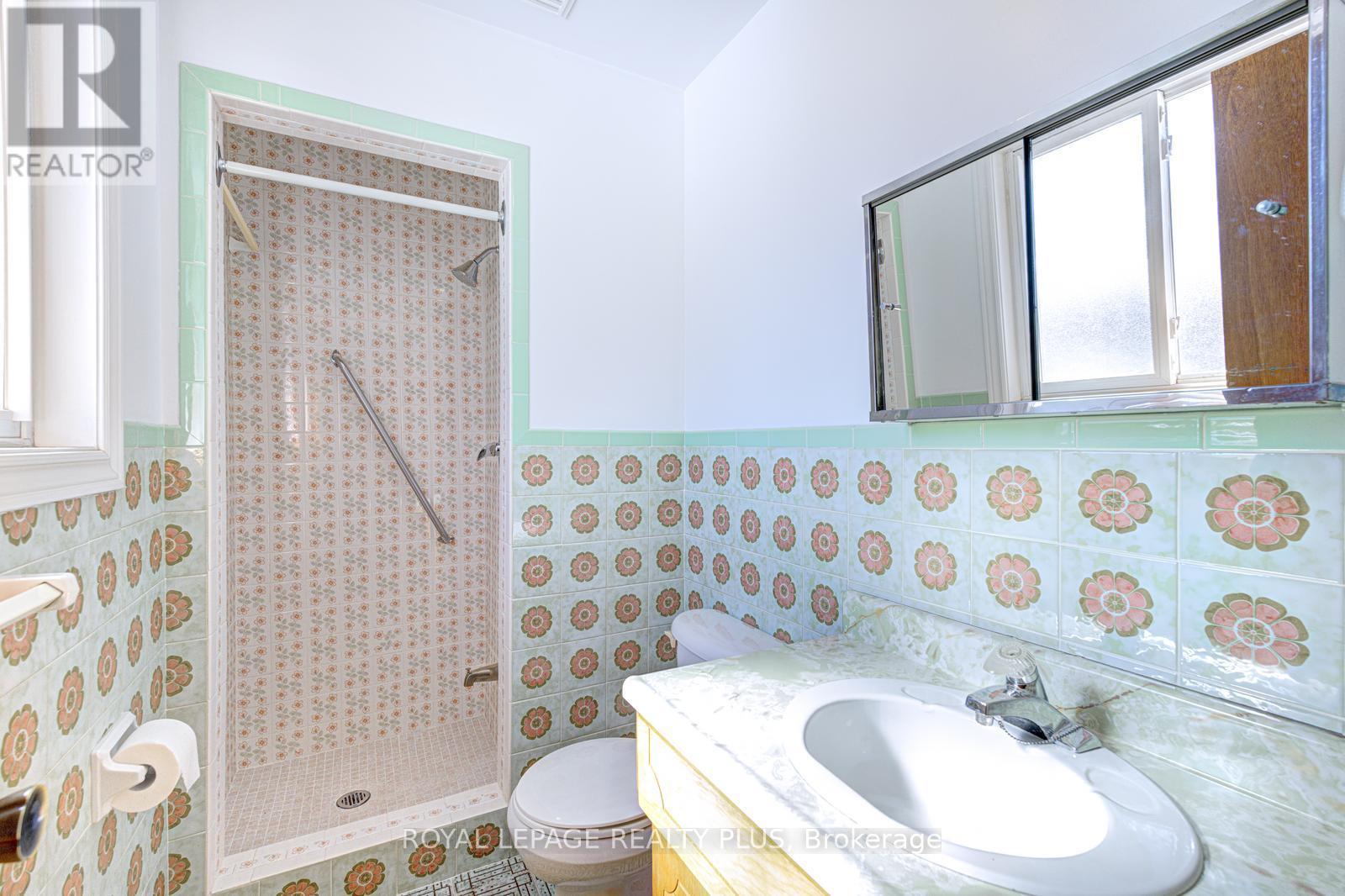 11 Ranwood Drive, Toronto, Ontario  M9N 3E8 - Photo 18 - W12842872