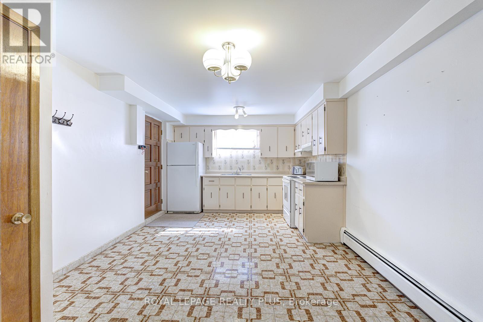 11 Ranwood Drive, Toronto, Ontario  M9N 3E8 - Photo 32 - W12842872