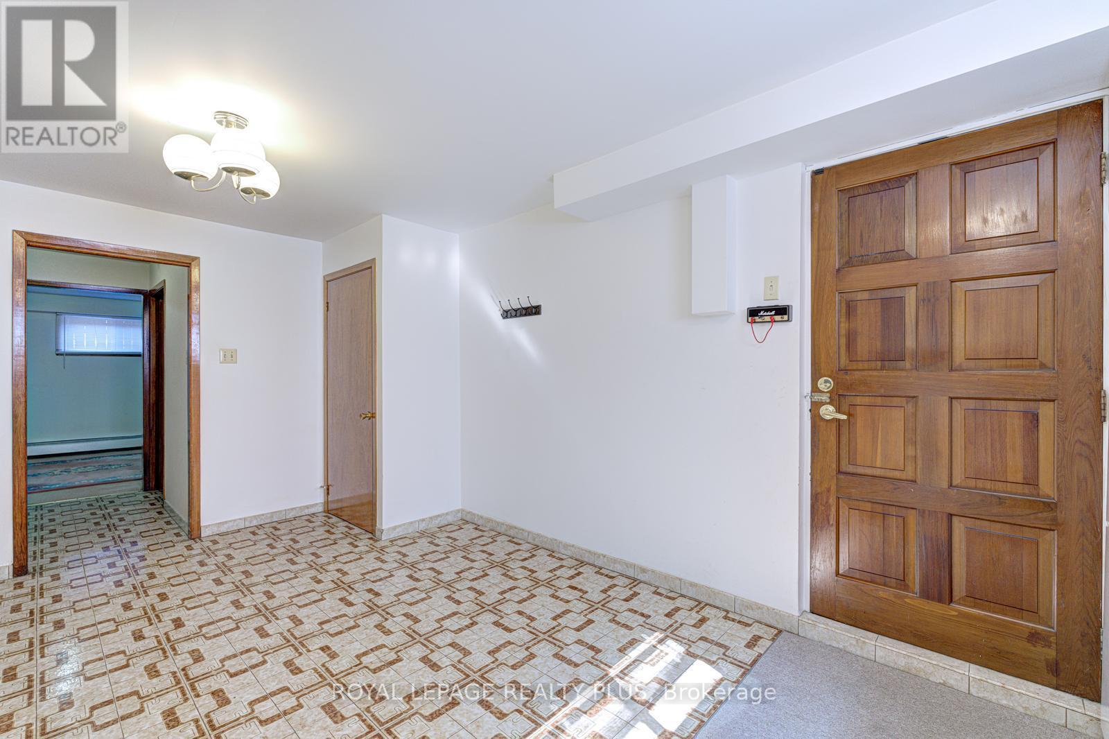 11 Ranwood Drive, Toronto, Ontario  M9N 3E8 - Photo 33 - W12842872