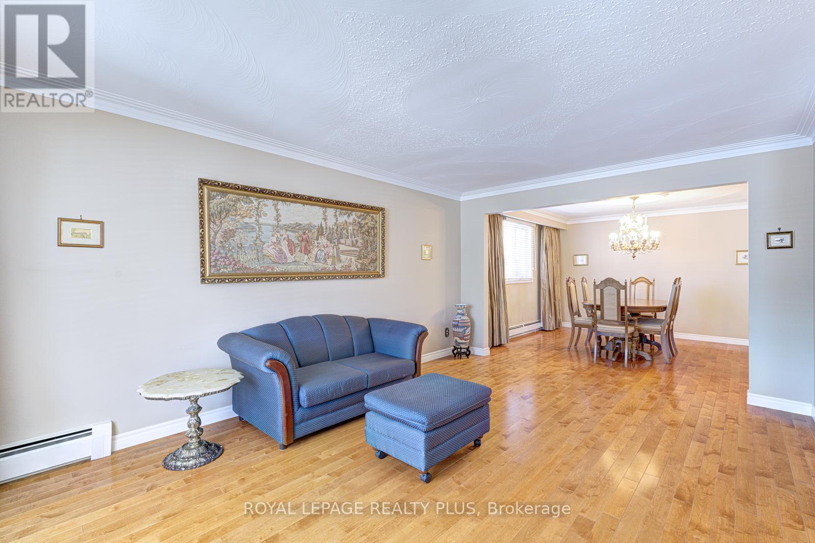 11 Ranwood Drive, Toronto, Ontario  M9N 3E8 - Photo 5 - W12842872