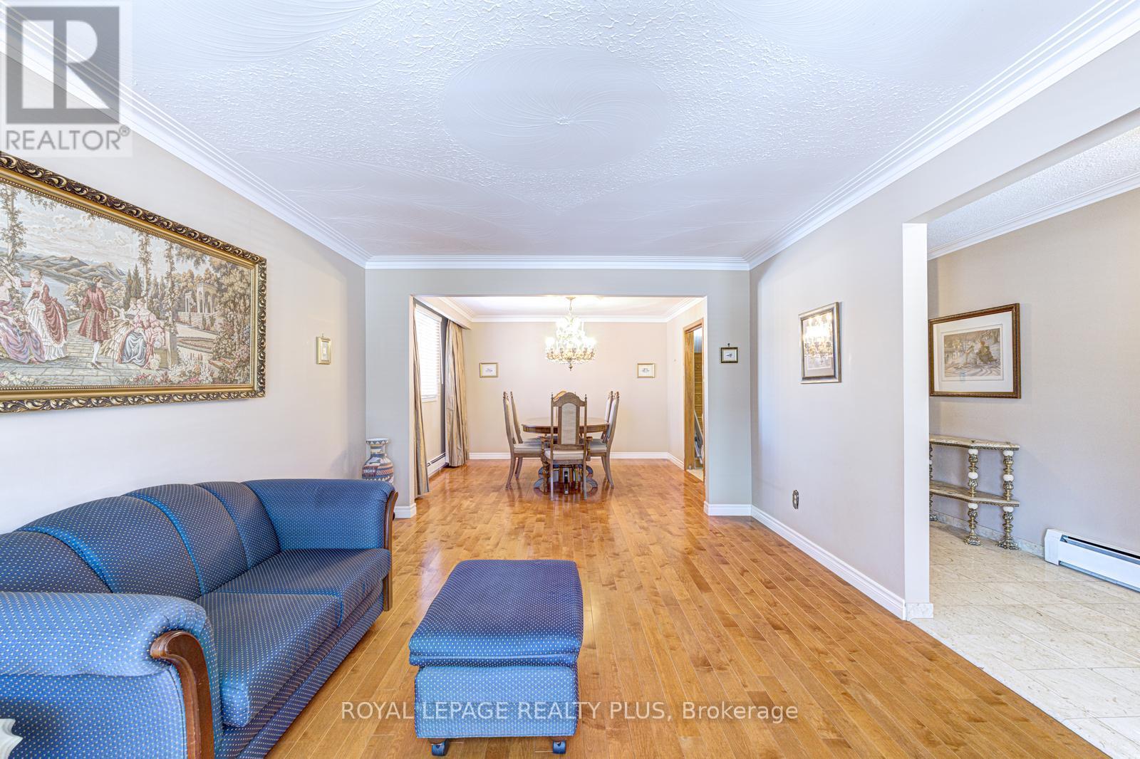 11 Ranwood Drive, Toronto, Ontario  M9N 3E8 - Photo 6 - W12842872