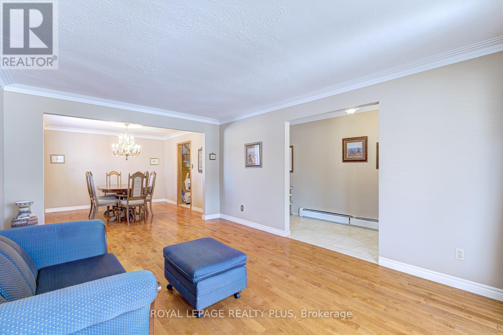 11 Ranwood Drive, Toronto, Ontario  M9N 3E8 - Photo 7 - W12842872