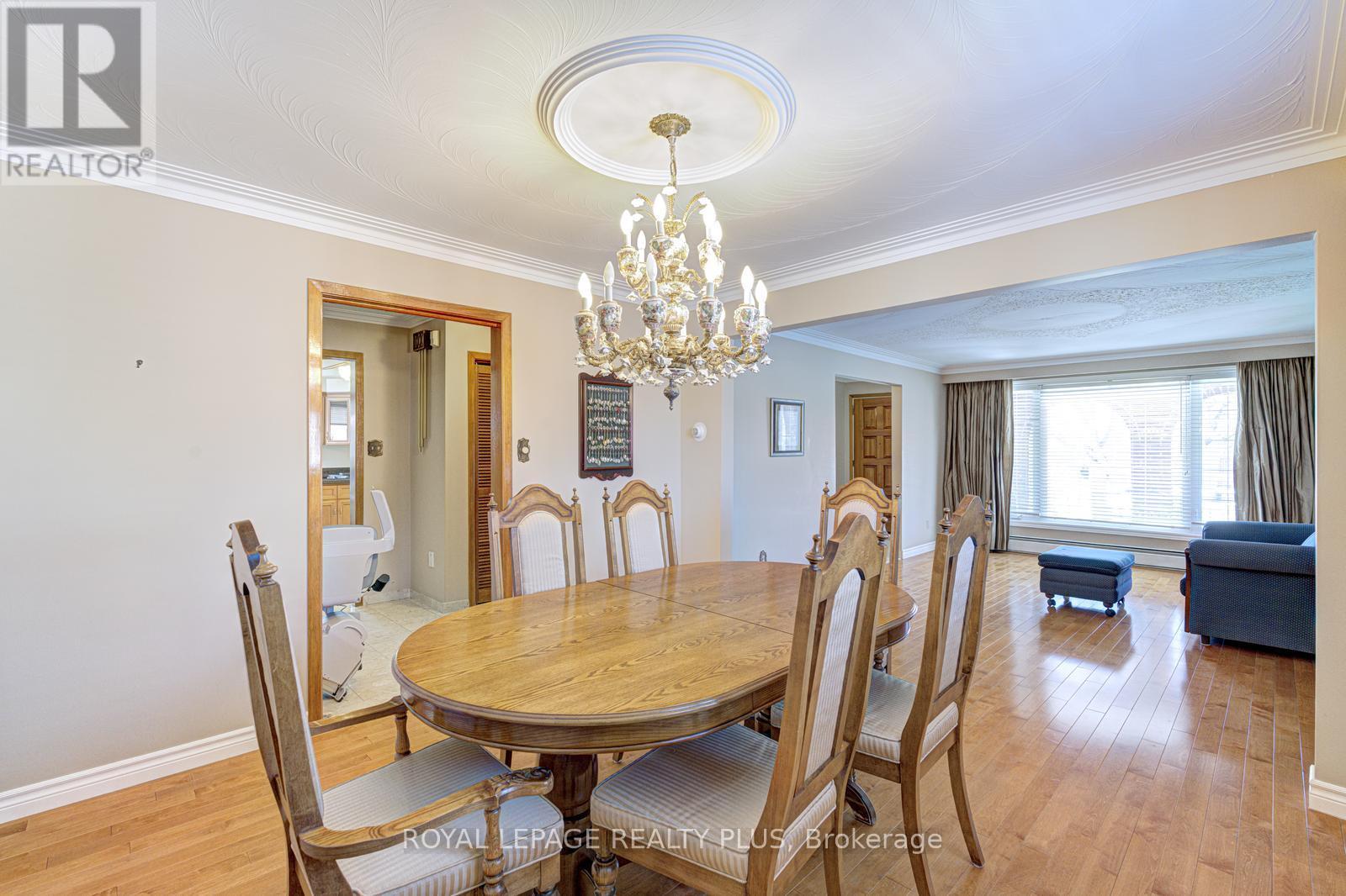 11 Ranwood Drive, Toronto, Ontario  M9N 3E8 - Photo 9 - W12842872