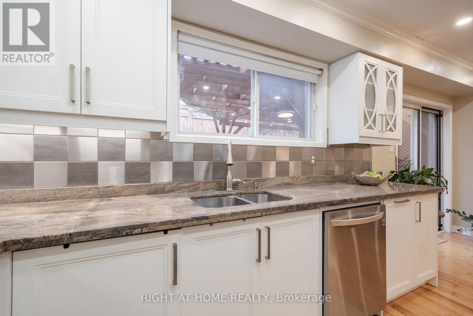 21 - 370 Riddell Court, Newmarket, Ontario  L3Y 8M8 - Photo 10 - N12677304