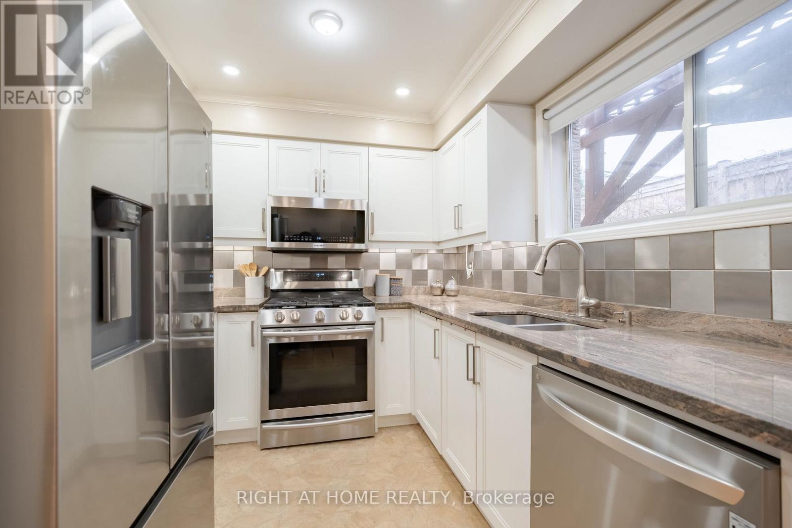 21 - 370 Riddell Court, Newmarket, Ontario  L3Y 8M8 - Photo 8 - N12677304