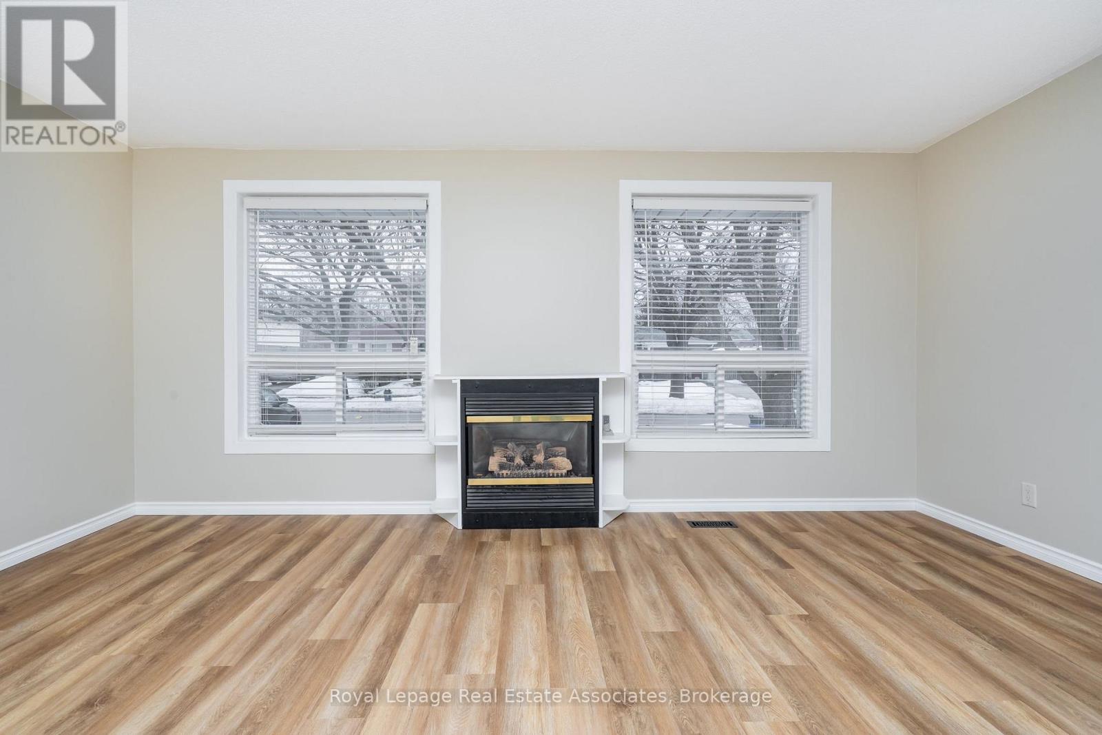 1370 Roylen Road, Oakville, Ontario  L6H 1V4 - Photo 3 - W12834474