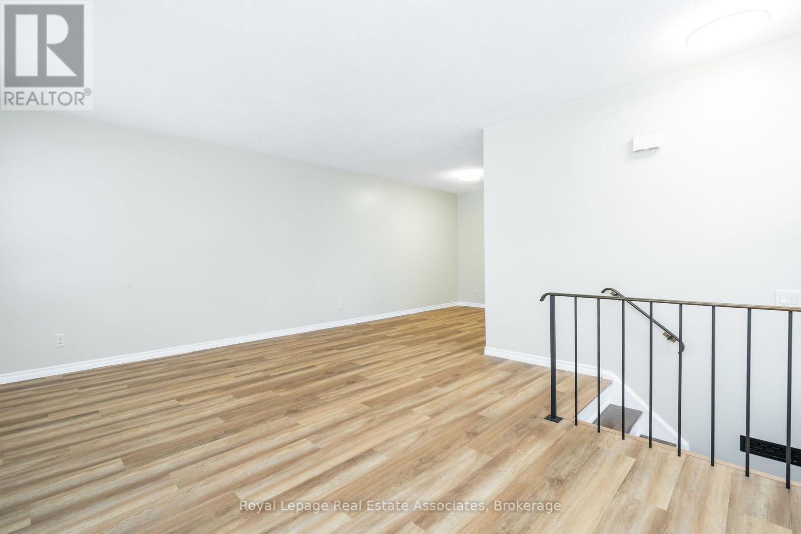 1370 Roylen Road, Oakville, Ontario  L6H 1V4 - Photo 4 - W12834474