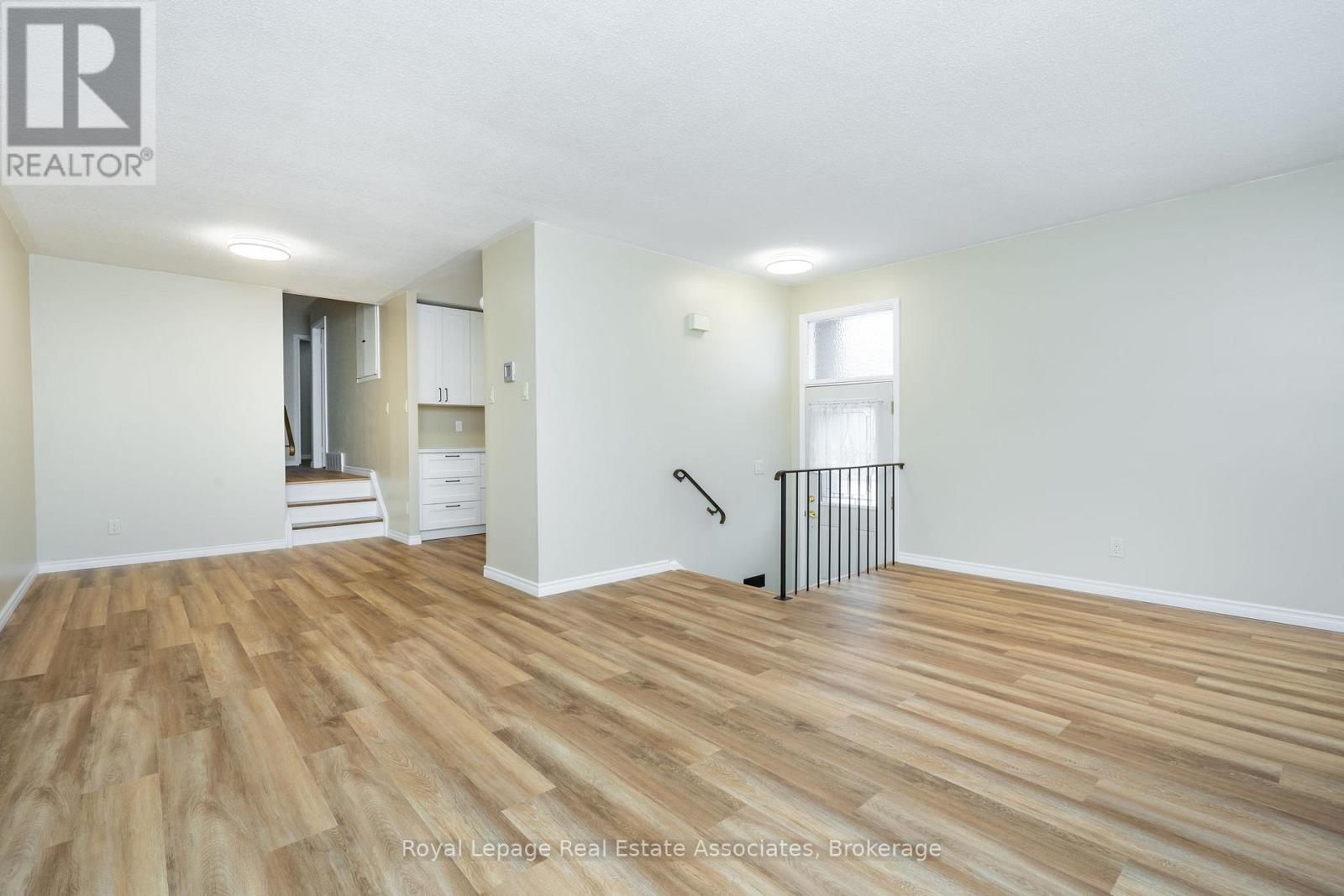 1370 Roylen Road, Oakville, Ontario  L6H 1V4 - Photo 5 - W12834474