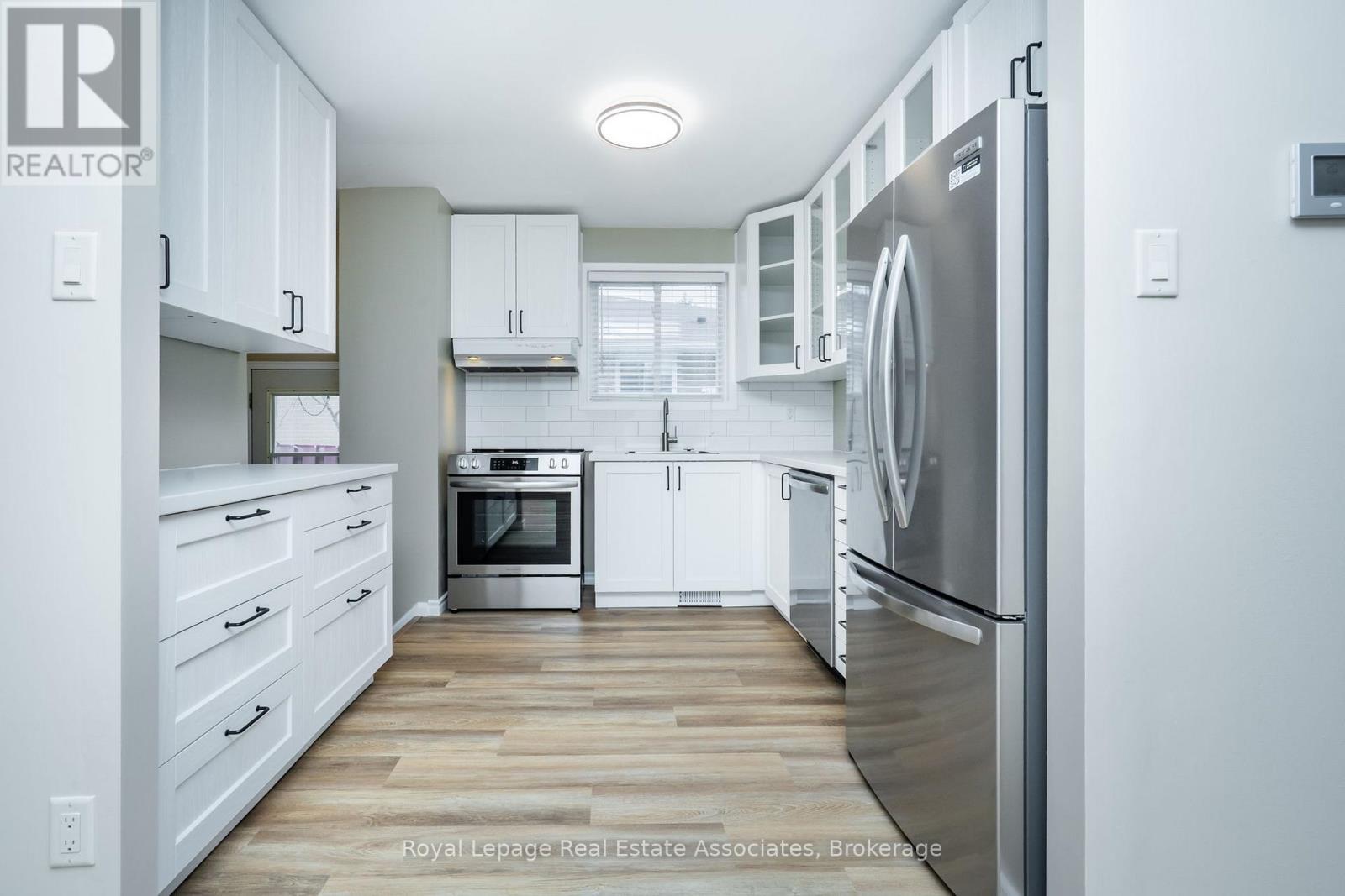 1370 Roylen Road, Oakville, Ontario  L6H 1V4 - Photo 7 - W12834474