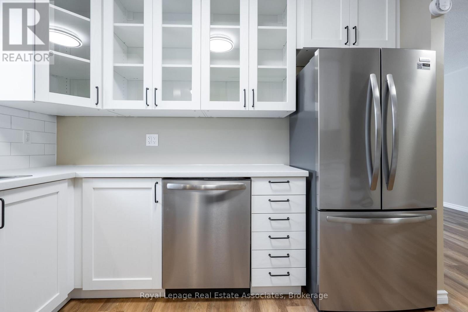 1370 Roylen Road, Oakville, Ontario  L6H 1V4 - Photo 9 - W12834474