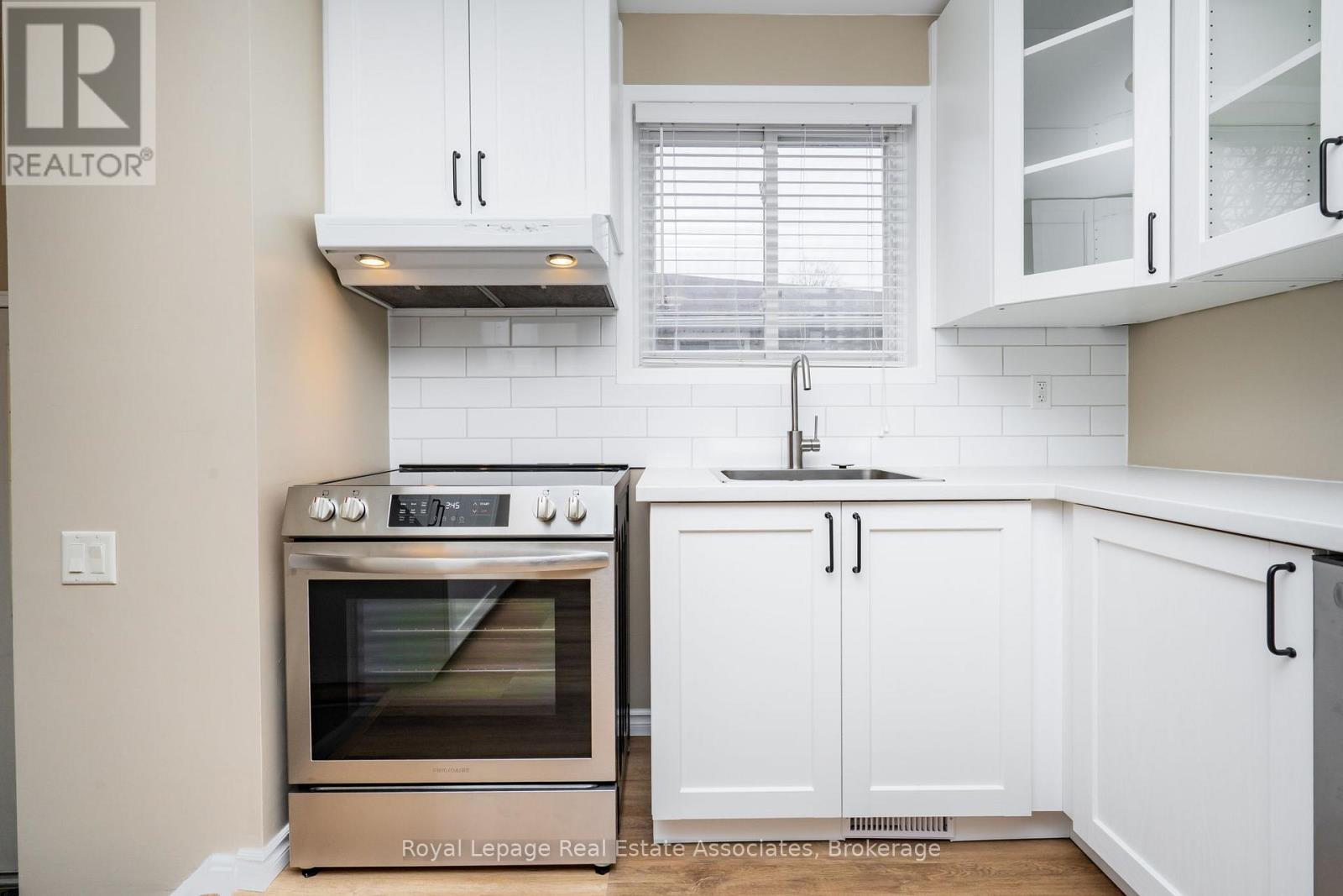 1370 Roylen Road, Oakville, Ontario  L6H 1V4 - Photo 8 - W12834474