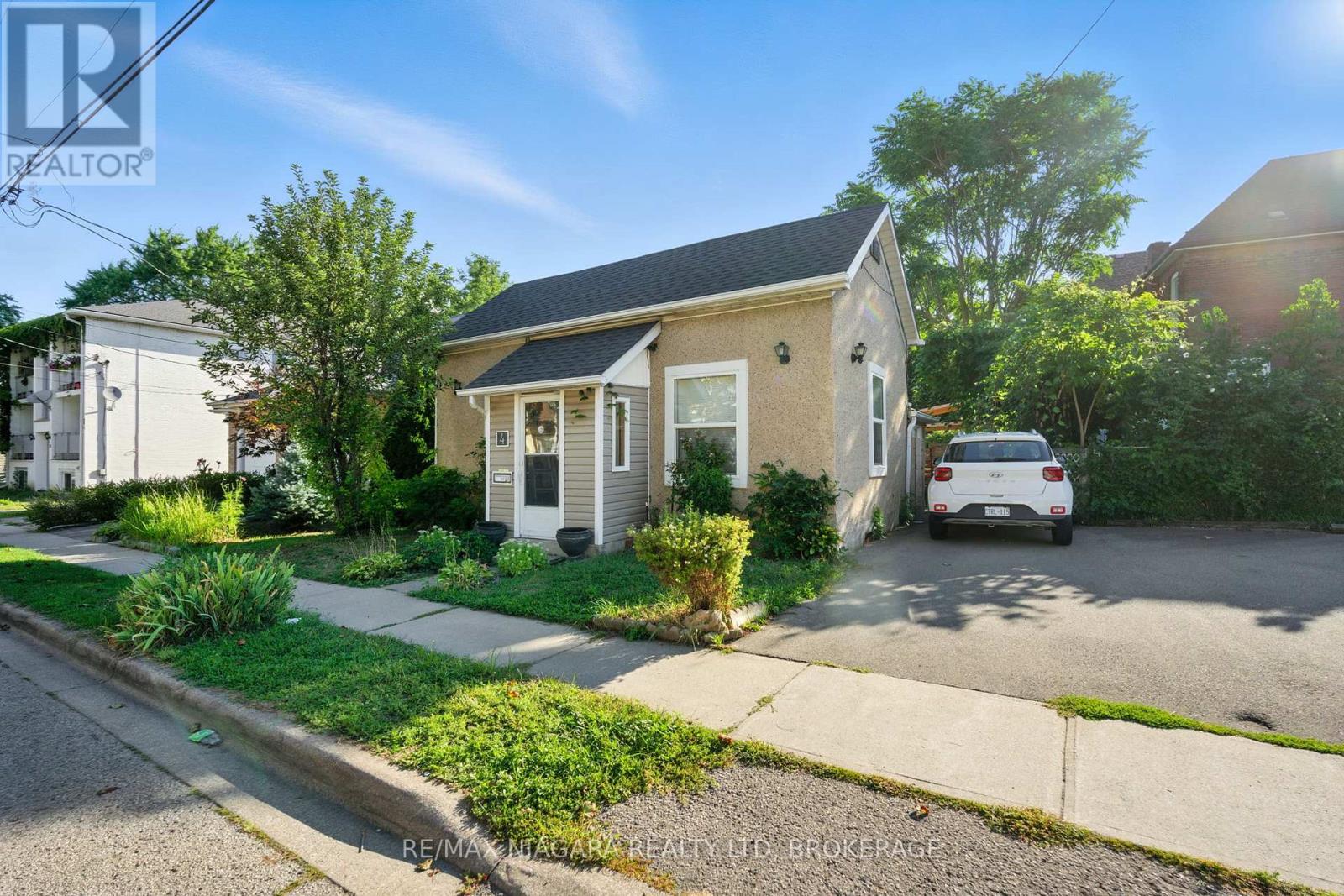 4 Woodland Avenue, St. Catharines, Ontario  L2R 5A2 - Photo 1 - X12843020