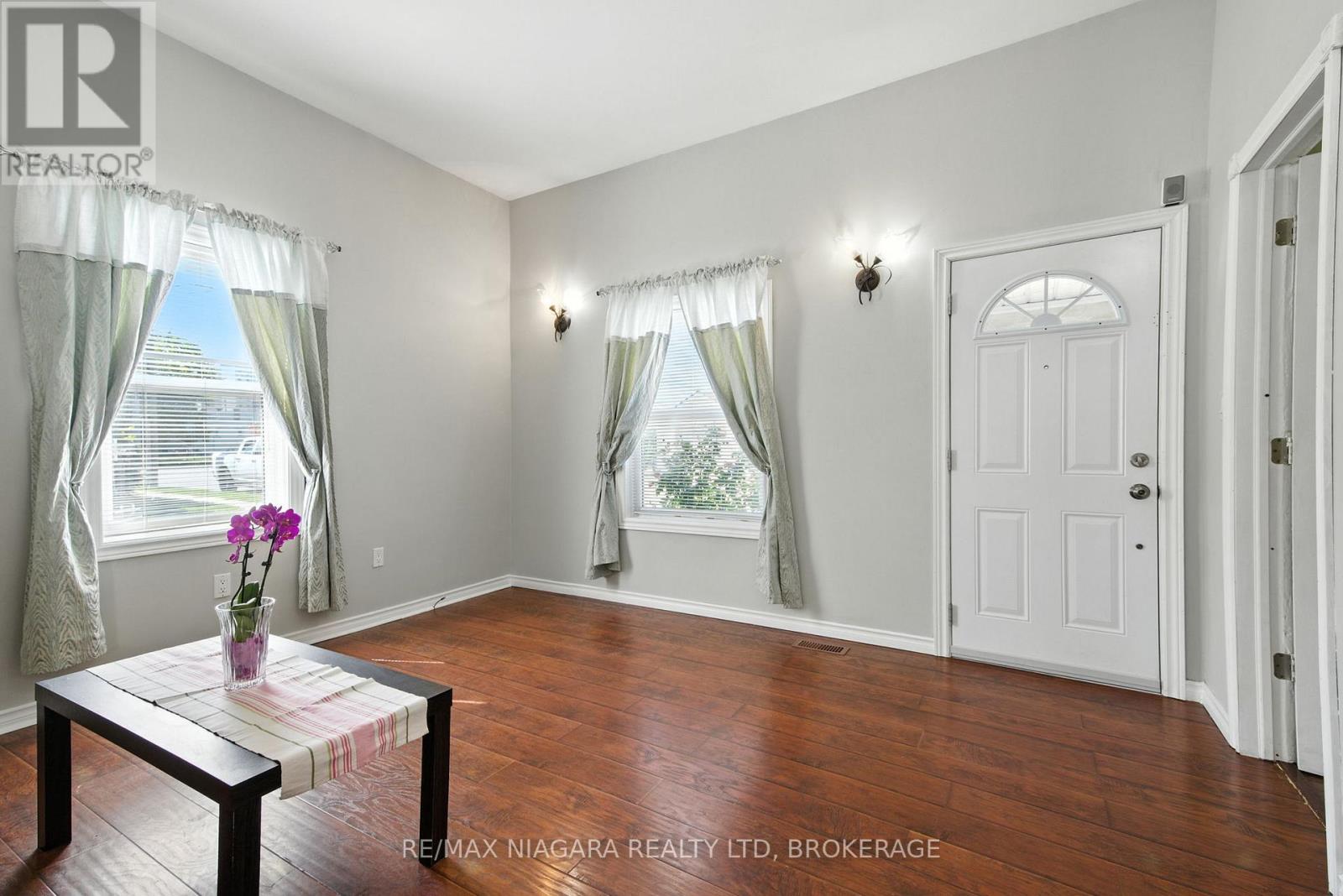 4 Woodland Avenue, St. Catharines, Ontario  L2R 5A2 - Photo 2 - X12843020