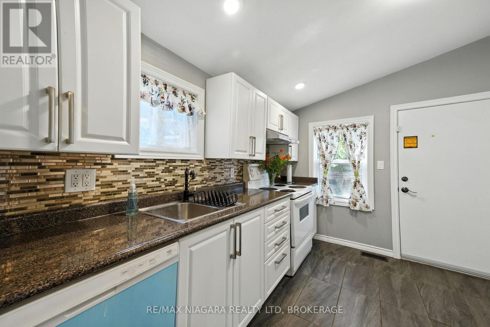 4 Woodland Avenue, St. Catharines, Ontario  L2R 5A2 - Photo 3 - X12843020