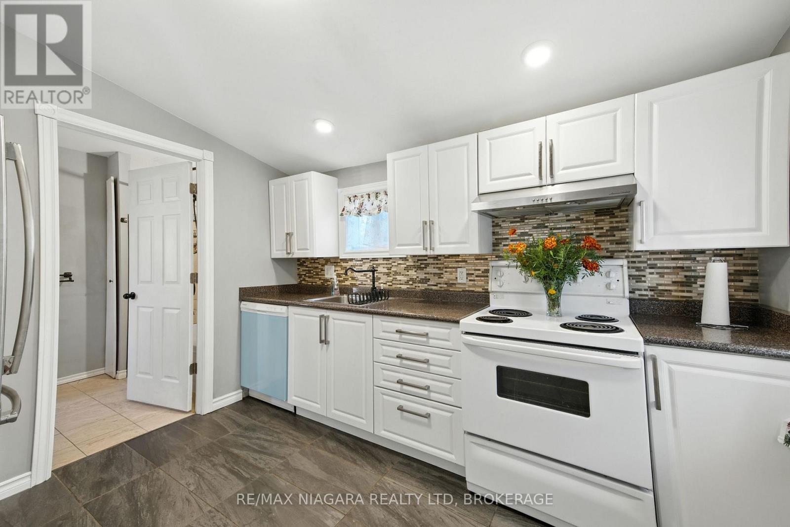 4 Woodland Avenue, St. Catharines, Ontario  L2R 5A2 - Photo 4 - X12843020