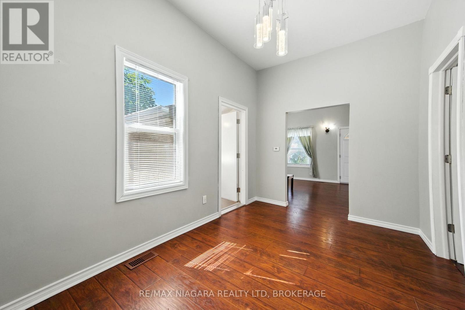 4 Woodland Avenue, St. Catharines, Ontario  L2R 5A2 - Photo 8 - X12843020