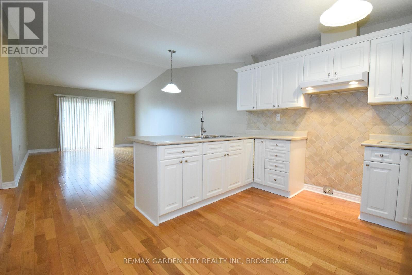 11 - 162 First Street, Welland, Ontario  L3B 4S2 - Photo 5 - X12843052