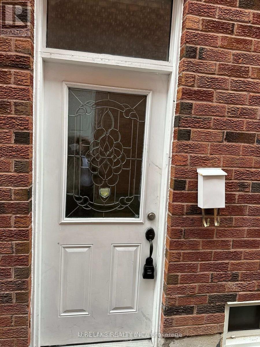 640 Farwell Crescent, Mississauga, Ontario  L5R 2A7 - Photo 3 - W12810240