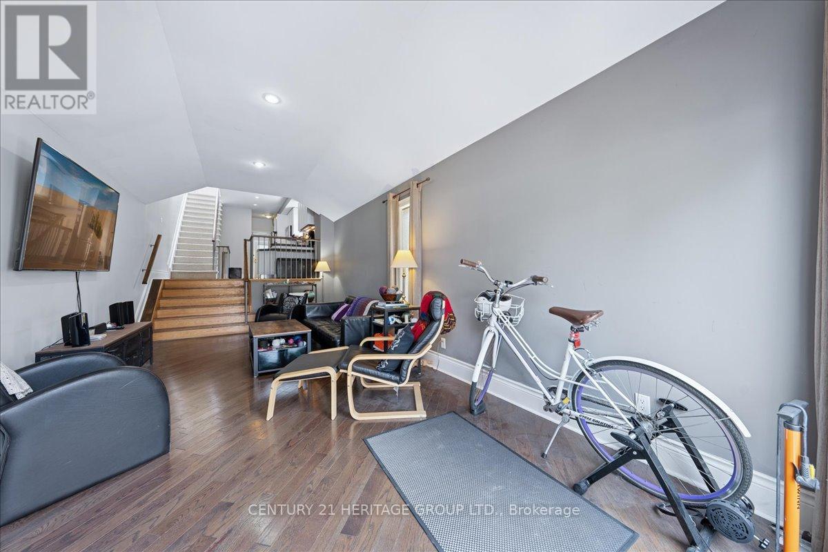 169 King Edward Avenue, Toronto, Ontario  M4C 5J7 - Photo 5 - E12843014