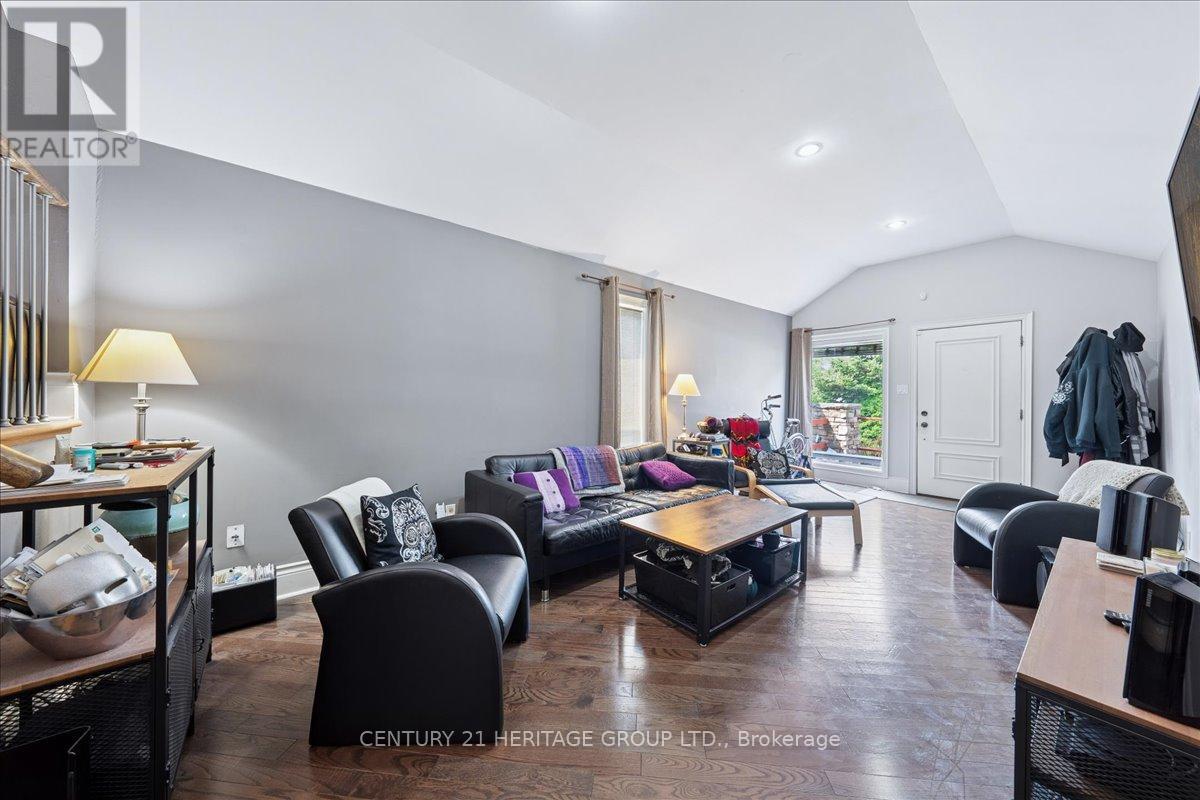 169 King Edward Avenue, Toronto, Ontario  M4C 5J7 - Photo 7 - E12843014