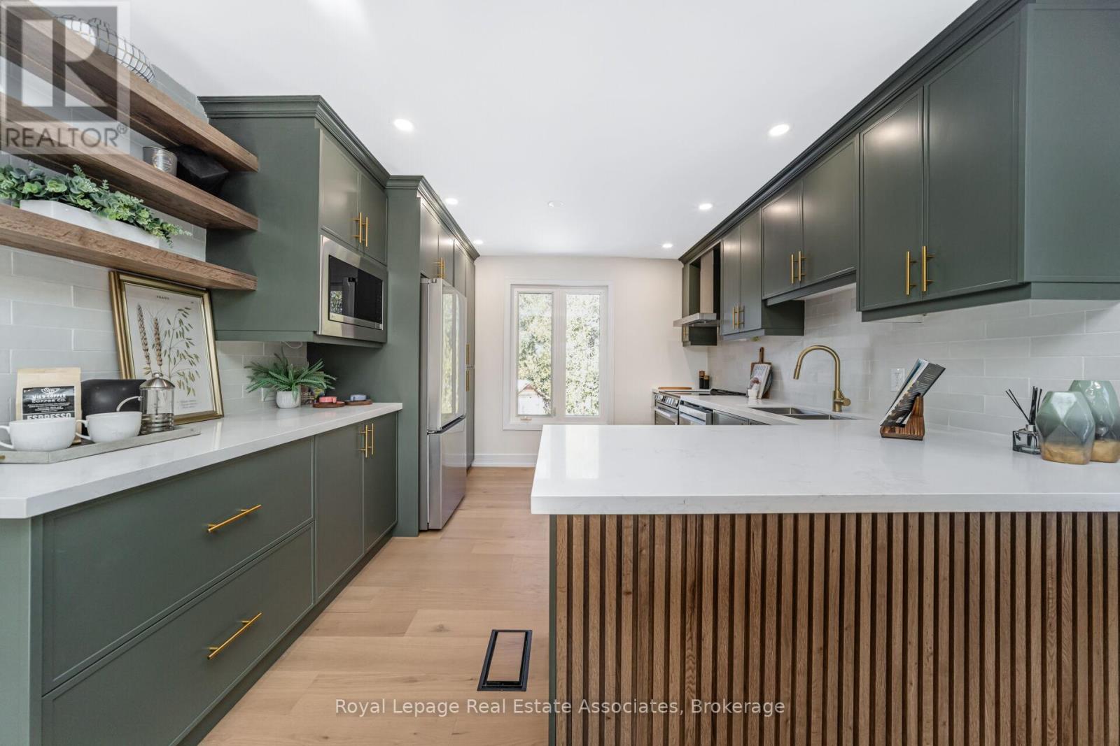 471 Valhalla Court, Oakville (Wo West), Ontario  L6L 5M5 - Photo 13 - W12843070