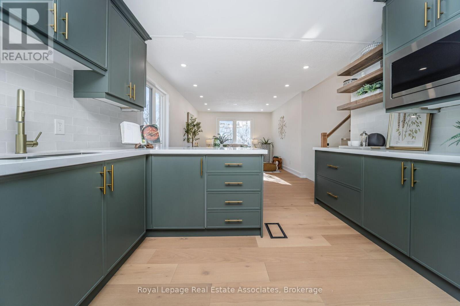 471 Valhalla Court, Oakville (Wo West), Ontario  L6L 5M5 - Photo 15 - W12843070