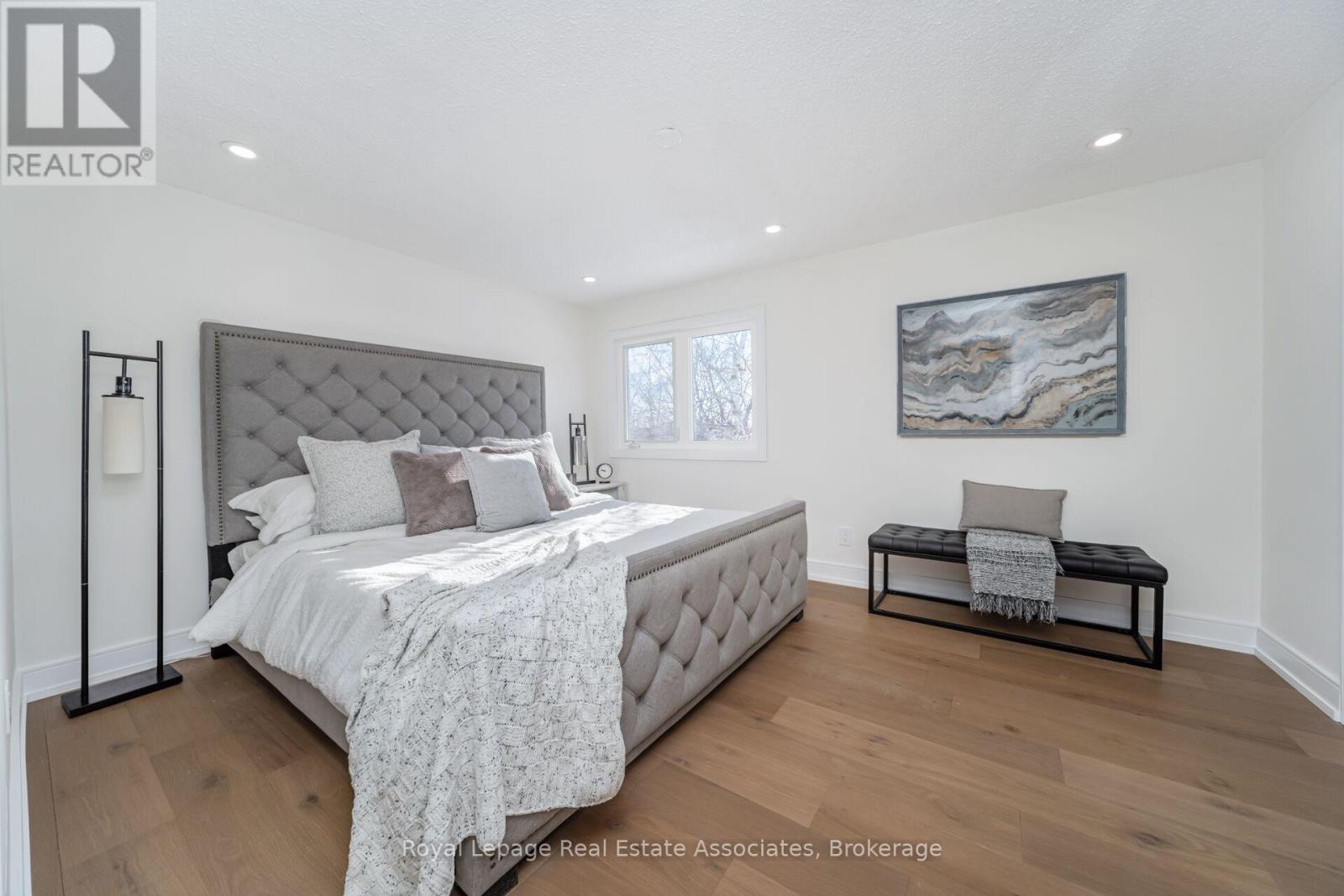 471 Valhalla Court, Oakville (Wo West), Ontario  L6L 5M5 - Photo 19 - W12843070