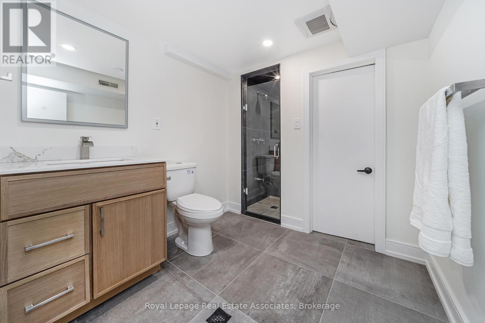 471 Valhalla Court, Oakville (Wo West), Ontario  L6L 5M5 - Photo 31 - W12843070